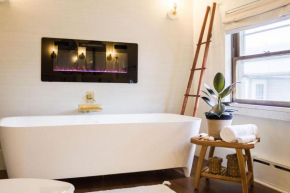 Woodhaven Hideaway:Cozy, luxe retreat; soaking tub